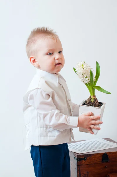 그의 손에 있는 꽃과 소년 — 스톡 사진
