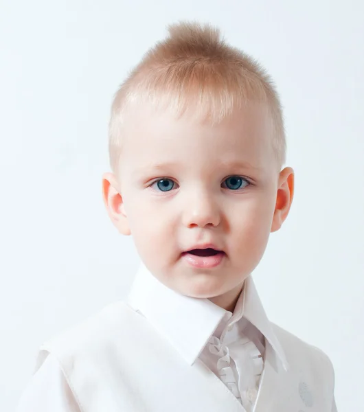 Liten pojke i en vit skjorta — Stockfoto