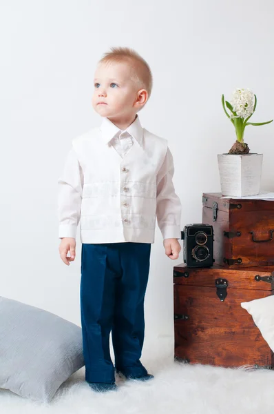 Kleine jongen in een wit overhemd staande — Stockfoto