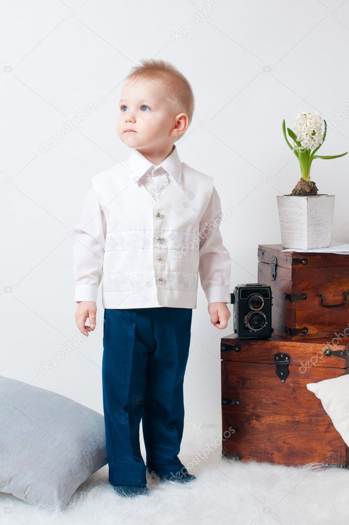 Мальчик в белой рубашке астафьев рисунок