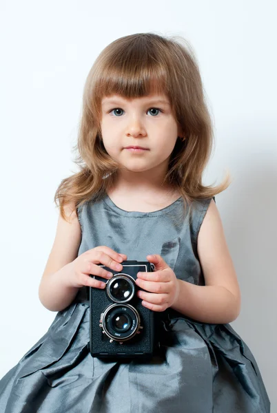 Holčička s retro fotoaparát — Stock fotografie