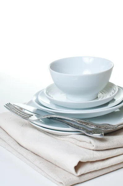 Pila de platos blancos limpios — Foto de Stock