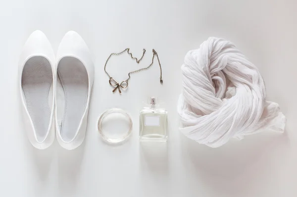 Coisas brancas, sapatos, cachecol, perfumes e jóias — Fotografia de Stock