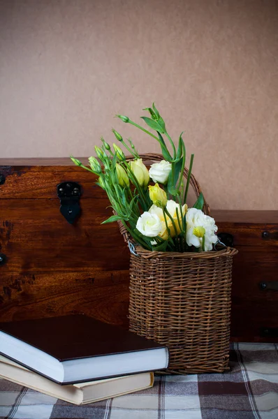 Gele bloemen in een rieten mand — Stockfoto