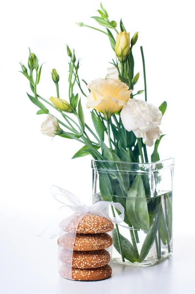 Eustomi gialli e biscotti — Foto Stock