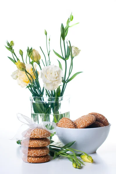 Gele eustomas en koekjes — Stockfoto