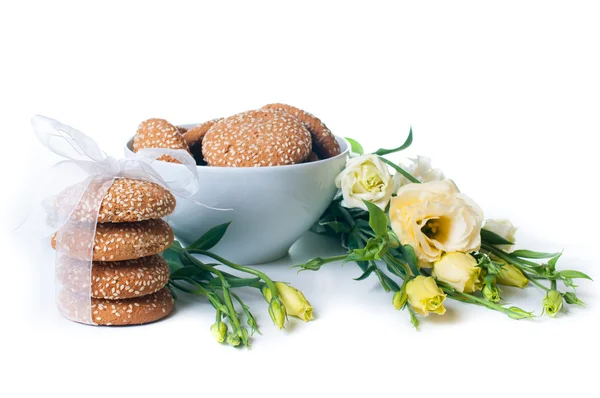 Soubory cookie a kytice žlutých eustomas — Stock fotografie