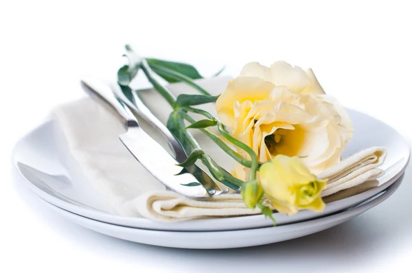 板、 餐具和黄色的花 — 图库照片