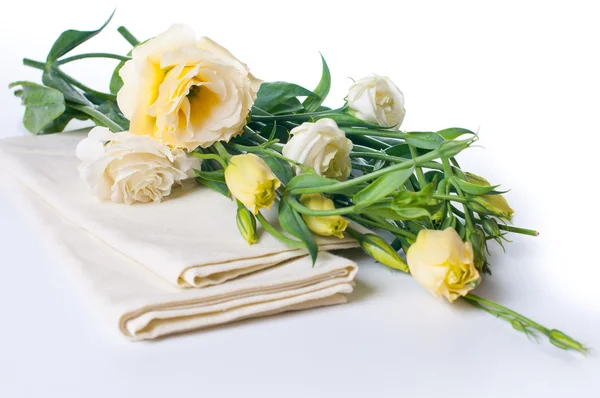 Flores amarelas e guardanapos de linho — Fotografia de Stock