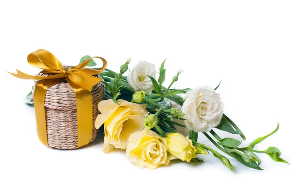 Boîte cadeau et bouquet — Photo