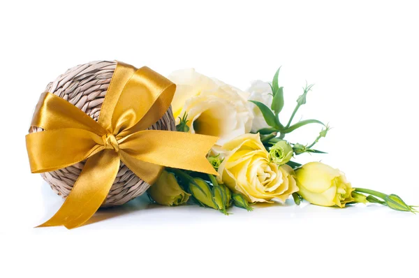 Present box and bouquet — Stockfoto