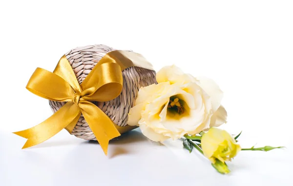 선물 상자와 꽃다발 — 스톡 사진