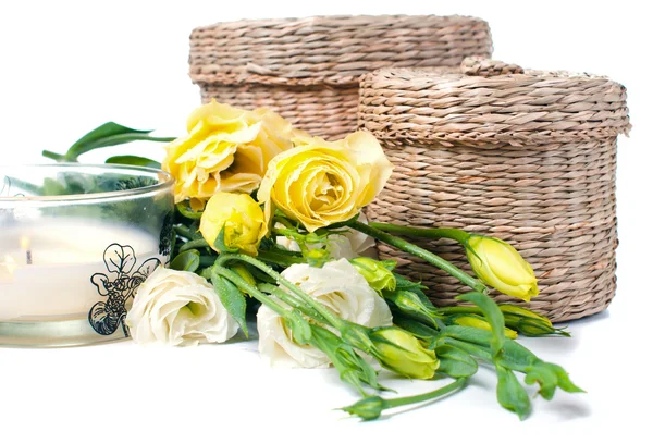 Caixas de vime, velas e flores — Fotografia de Stock