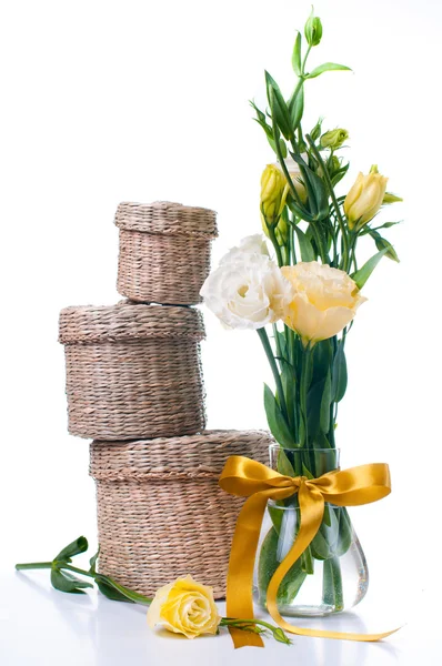Плетеные коробки и цветы — стоковое фото