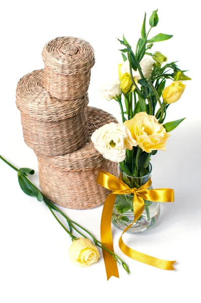 Cajas de mimbre y flores — Foto de Stock