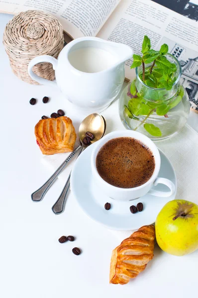 Frukost, kaffe, bakverk och frukt — Stockfoto