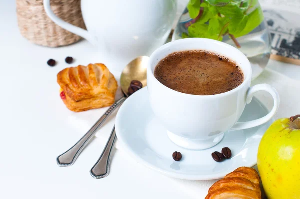 Kahvaltı, kahve, pasta ve meyve — Stok fotoğraf