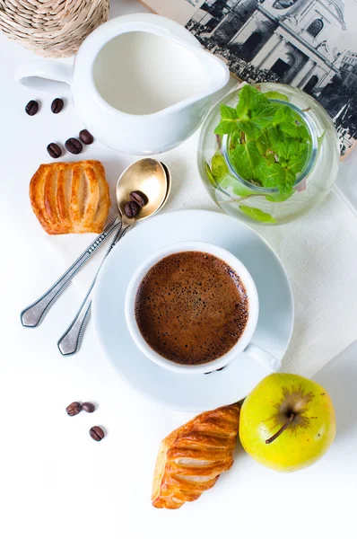 Desayuno, café, pasteles y frutas —  Fotos de Stock