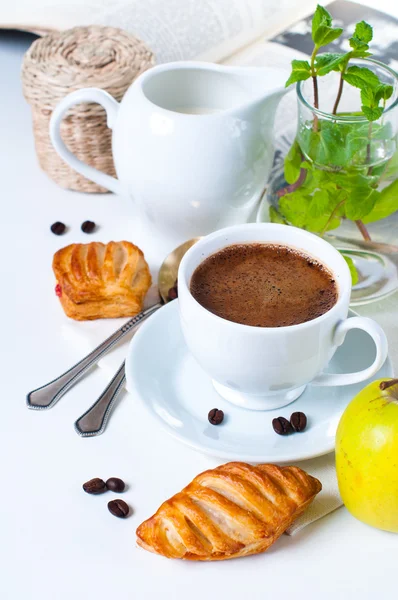 아침 식사, 커피, 패스 트리와 과일 — 스톡 사진