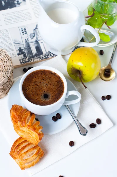 Frukost, kaffe, bakverk och frukt — Stockfoto
