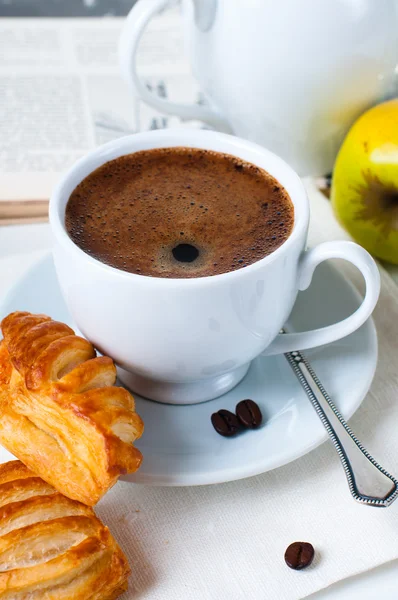Desayuno, café y pasteles de cerca —  Fotos de Stock