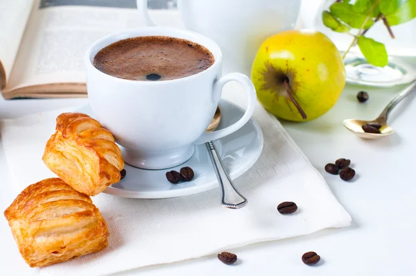 Petit déjeuner, café, pâtisseries et fruits — Photo
