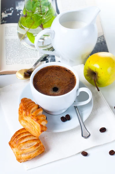 Snídaně, káva, pečivo a ovoce — Stock fotografie
