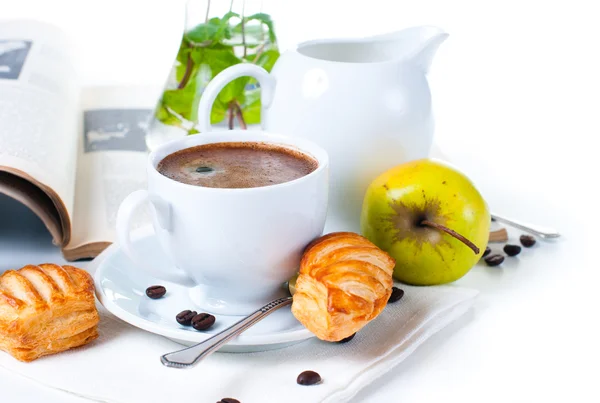 Завтрак, кофе, выпечка и фрукты — стоковое фото