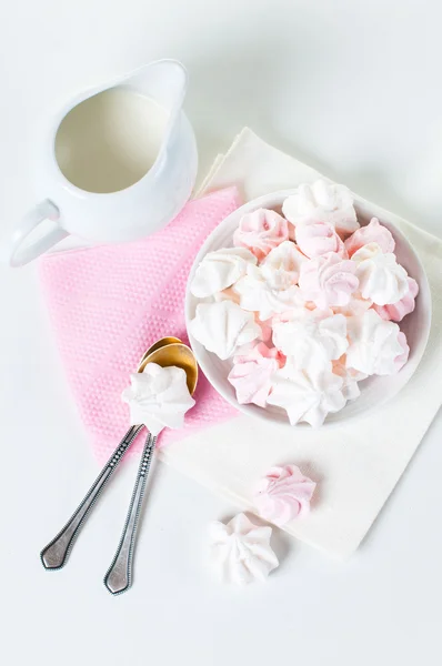White and pink meringues — Stock Photo, Image