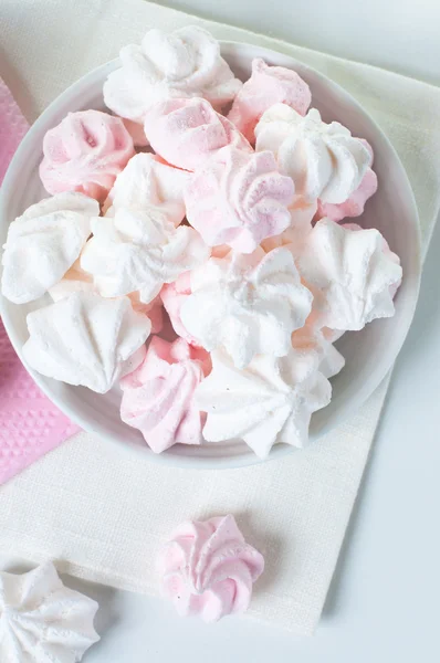 Bílé a růžové pusinky na talíři — Stock fotografie