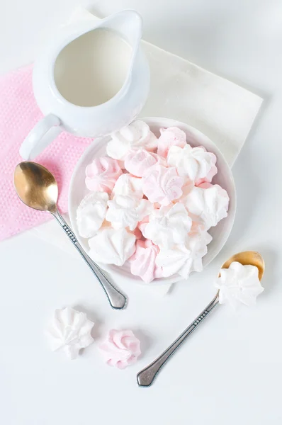 White and pink meringues — Stock Photo, Image