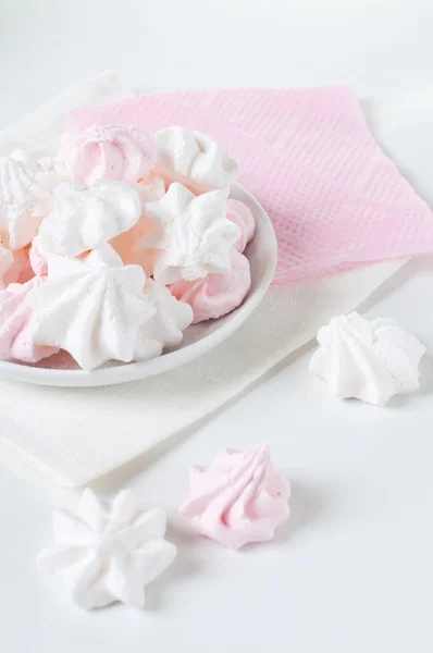 Meringa bianca e rosa su un piatto — Foto Stock