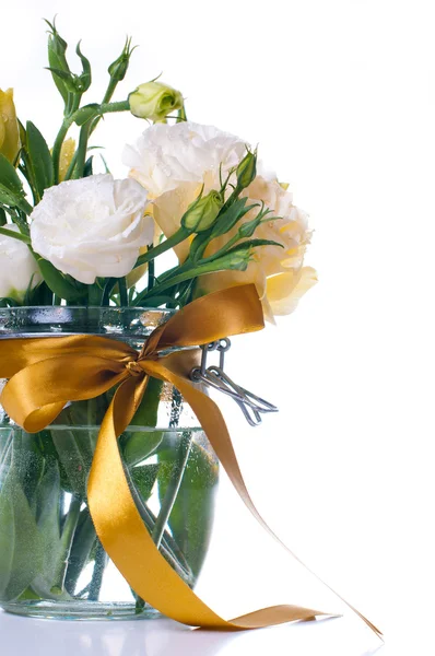Eustoma květiny v sklenice — Stock fotografie
