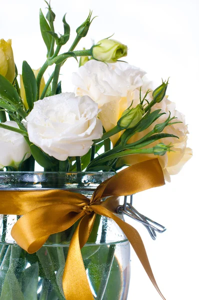 Eustoma květiny v sklenice — Stock fotografie