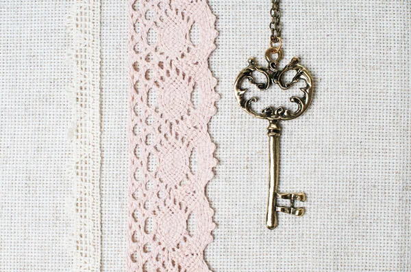 Anahtar, doğal keten kumaş ve dantel — Stok fotoğraf