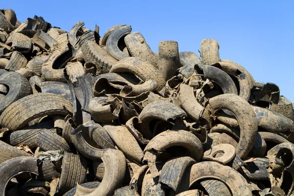 Jarda de reciclagem de pneus — Fotografia de Stock
