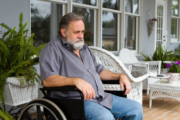 Deficiente homem em cadeira de rodas — Fotografia de Stock