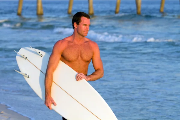Surfer mit Surfbrett — Stockfoto