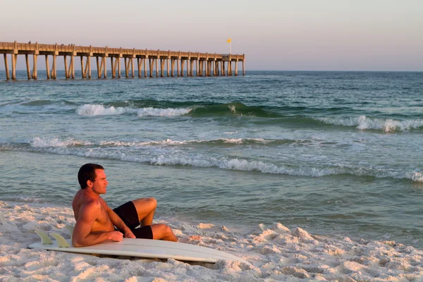 Surfboarder relaxs στην παραλία — Φωτογραφία Αρχείου