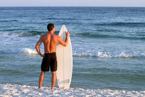 Серфер з дошки для серфінгу — стокове фото