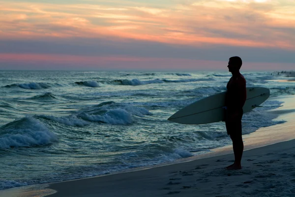 Surfista ao pôr do sol — Fotografia de Stock