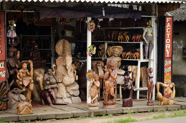传统的亚洲木制纪念品店 — 图库照片