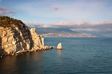 hermosa roca a orillas del mar negro