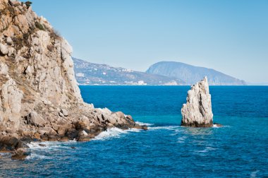hermosa roca a orillas del mar negro
