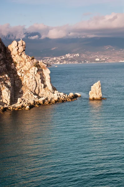 Prachtige rots op de Zwarte Zee-kust — Stockfoto