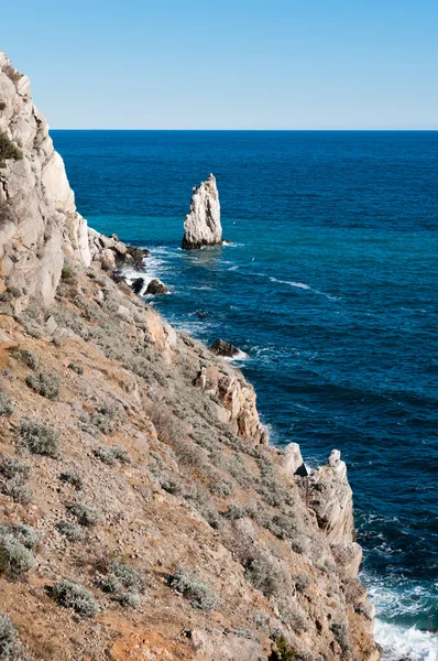 Bella roccia sulla riva del Mar Nero — Foto Stock