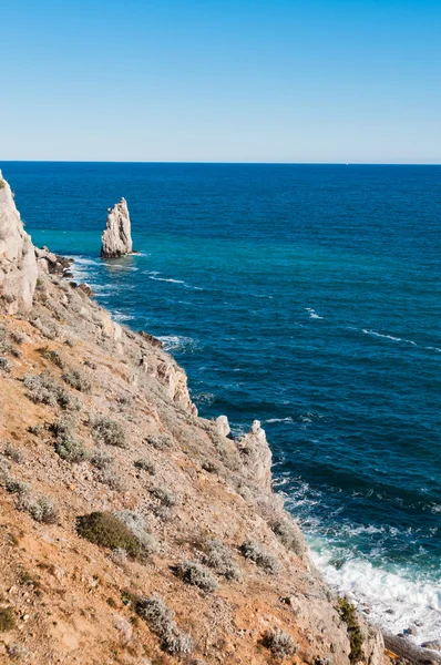 Hermosa roca en la orilla del Mar Negro — Foto de Stock