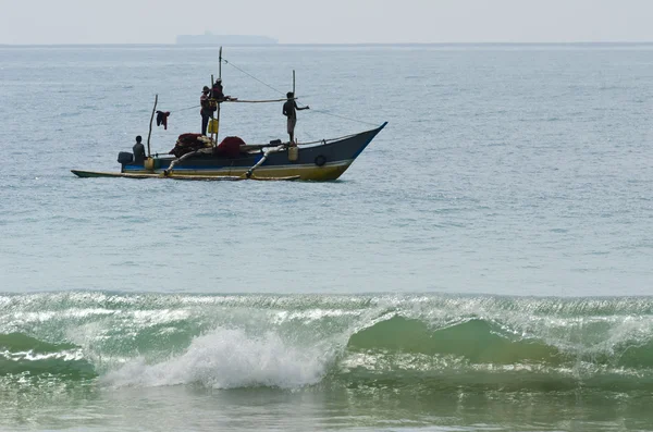 Традиционная азиатская рыбалка на маленькой лодке — стоковое фото