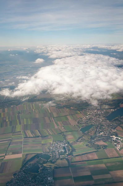 Gyönyörű kilátás a fenti cloudscape és mezők — Stock Fotó