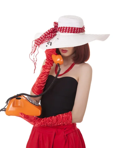Menina da moda em estilo retro com telefone vintage — Fotografia de Stock